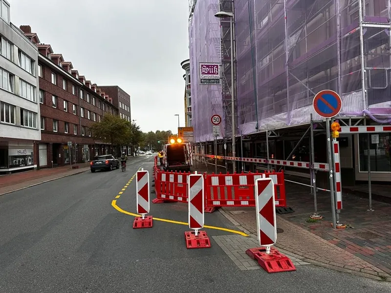 Abgesicherte Baustelle mit Absperrbaken an einer Straße in Cuxhaven