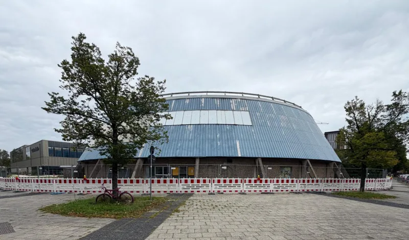 Veranstaltungsgelände mit rot-weißen Absperrschranken abgesichert