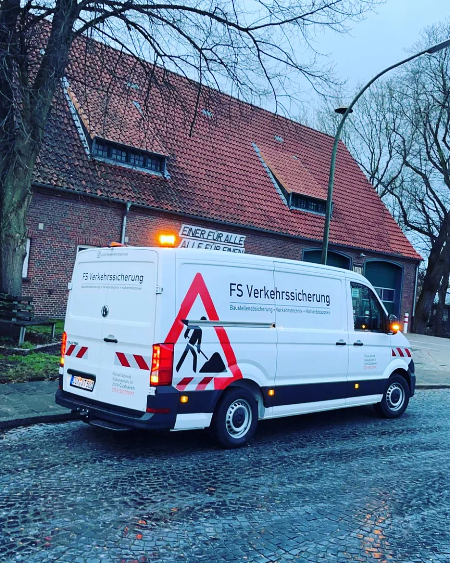 Firmenwagen von FSVT Verkehrstechnik vor einem Backsteingebäude