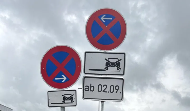 Mobile Halteverbotsschilder mit Datumsangabe kündigen eine Halteverbotszone an