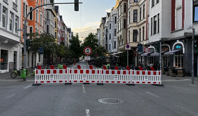 Vollsperrung einer Innenstadtstraße mit Absperrschranken und Warnleuchten